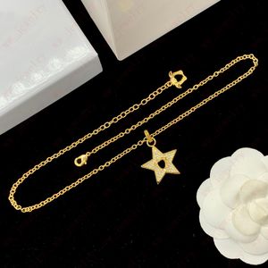 Diamond-encrusted star-shaped pendant necklace, luxury temperament advanced sense of five-pointed star clavicle chain, banquet, gifts