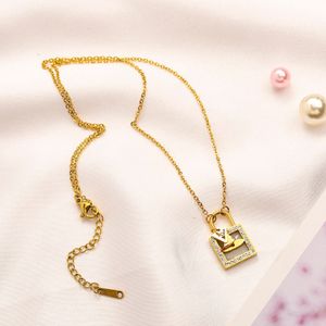 Роскошное золотое алмазное подвесное ожерелье дизайнер с четырьмя листьями Clover Love Gift Ожерелье летние женские путешествия.