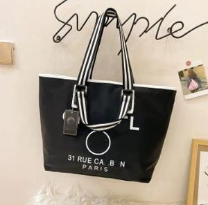 Duffel Bags Klasik Markalar Siyah Beyaz Alışveriş Çantaları Kadın Üçgen Etiket Su Geçirmez Eğlence Seyahat Çantası Büyük Kapasite Naylon Momy Tote