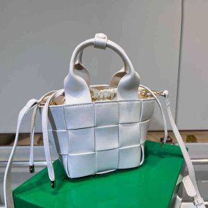 Handväska lyxdesigner Kvinnor vävda grönsakskorg Handväska mode mångsidig läder en axel crossbody väska stor