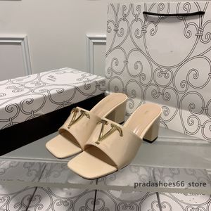 2023 Luxus-Designer-Frauen-High-Heel-Hausschuhe Quadratischer offener Zeh echtes Leder Rom flacher Schuh Valen Sommerurlaub aushöhlen Sandale Frau Slide Valencia