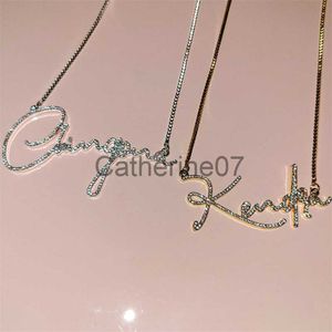 Подвесные ожерелья Custom Crystal название буквы для женщин для женщин на заказ ожерелья с бриллиантовым индивидуальным ожерельем с различными шрифтами J230725