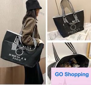 Duffel Väskor Lyxvarumärken Svartvita shoppingväskor Kvinnor Triangel Etikett Vattentät fritidsrese Big Capacity Nylon Mommy Tote