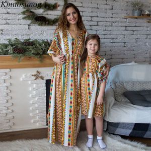 Family Matching Outfits Autumn Mommy and me clothes Mom Daughter Dress Half Sleeve V neck Vintage Print Long C0524 230724