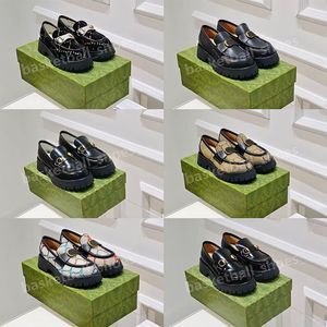 Tasarımcı Kadın Nakış Loafers Elbise Ayakkabı Yivli Sole Gerçek Deri Kayma Ayakkabı
