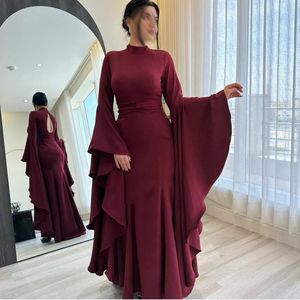 Elegant Long Bourgogne Crepe Aftonklänningar sjöjungfru Hög halsgolv Längd dragkedja Back Muslim Ruffles Formell festklänning för kvinnor