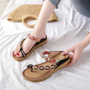 Tofflor nya sommar kvinnor strand semester bohemian tryck toffel mode pärla rhinestone gladiator non-halp glider flip flops sko l230725