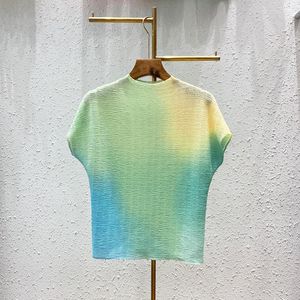 Women's T Shirts Miyake Round Neck Pleated T-shirts Women Summer Fold Chic Loose Top High Quality Fashion Brand Gradient Color Clothing For