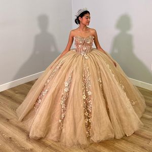 豪華なゴールデンレースオフショルダーQuinceaneraドレスボールガウン2024 3dflowerアプリケーションビーズスウィート16ドレスパーティードレスレースアップ