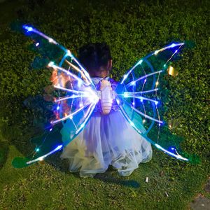 LED Light Sticks Electrical Butterfly Elf Wings z muzyką światła świecący Automatyczne trzepotanie wróżka Princess Party For Kids Girls Prezent 230724