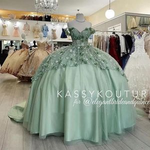 2023 Pizzo floreale verde menta Fiori fatti a mano Quinceanera Abiti corsetto con lacci Off The Shoulder Corsetto a strati per Sweet 15 Girls 260a