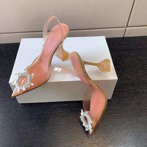 2024 AMINA MUADDI MA'AM BEGUM CRYSTAL-EMBELLISHERAD PVC PUMPS SHOES WRAP HIGH HOLLS Kvinnors lyxdesigners klänning sko kväll slingback rem sandaler kristallskor