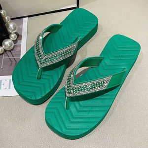 Terlik Kadınlar Yaz Düz Slip Slip Tonser Klip Ayak Tip Kare Başlıklar Yürüyüş Plaj Ayakkabıları Rhinestone Pu Kayış Flip Flops Kadın QT542 L230725