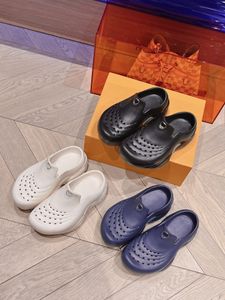 럭셔리 디자이너 남성 샌들 고상한 캐주얼 슬리퍼 상어 구멍 샌들 여름 패션 해변 통기 신발
