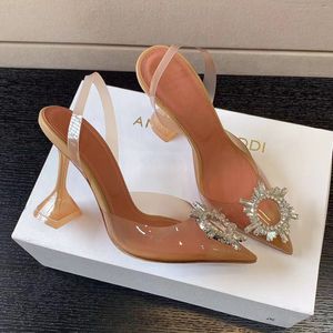 Amina muaddi ma'am Begum Bombas de PVC embelezadas com cristal sapatos Envoltório de salto alto feminino Designers de luxo Vestido sapato Noite Slingback cinta Sandálias caixa de sapatos de cristal