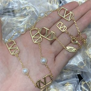Woman V LOGO PENDANT NACKACES V Letter Designer Pearl Luxury Metal Jewelry Women Brand Big Gold Silver Necklace 53