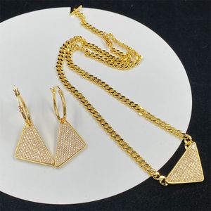 Orecchini con collana di strass placcati in oro Set di gioielli di moda da donna Catena d'oro Ciondolo a triangolo di diamanti Gioielli di classe per feste Accessori di lusso