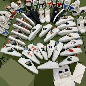 デザイナートレーナーの男性靴ストライプスニーカー刺繍スニーカークラシックアニマルキャンバストレーナーホワイトスプライシングトレーナーレッドグリーンストラップエンボス加工された靴