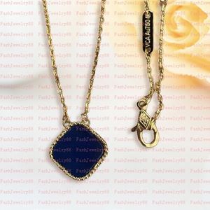 ペンダントネックレス女性のための新しいクラシックファッションペンダントネックレスエレガント4Four Leaf Clover Locketネックレス