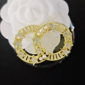 Designer di lusso Lettera Spille Donna Placcato oro 18 carati Gioielli con strass di cristallo vuoto Spilla Perla Pin Uomo Accessori per abiti da festa di nozze