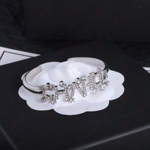 Manşet gümüş flaş elmas stereo mektup küçük çiçek kombinasyon bilezik, zarif, kadın sevgililer günü ziyafet hediye tasarımı için mücevher tasarımcısı