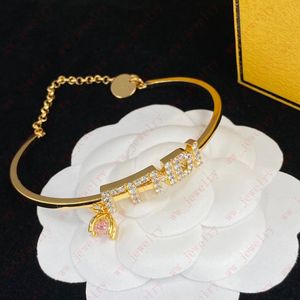 Manschettarmband med diamant stereo bokstäver rosa stränghöga hänge hand, smyckesdesigner manschett armband halv öppen länk kedjedesign, bröllop bankett gåva