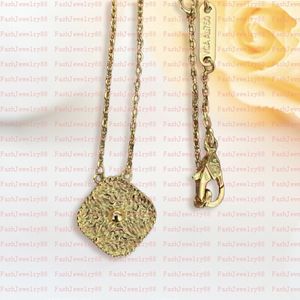 ペンダントネックレス女性のための新しいクラシックファッションペンダントネックレスエレガント4Four Leaf Clover Locketネックレス