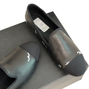 Kvinnors låga klackar klädskor lammskinn tryckt brev loafers glid på balettsko damer retro svarta glider pumpar sandaler tofflor med dammpåsar stor storlek 40 41