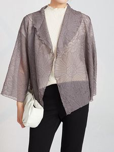 Kvinnors jackor miyake sommarsolskyddsstilar kvinnor modedesign veckad solid färg broderi lös typ transparent cardigan