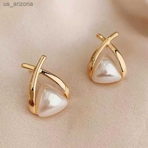 Huitan Chic Cross Imitation Pearl Stud earrings for woman gold colorシンプルなスタイリッシュな毎日の摩耗イヤリング新しいジュエリーl230620