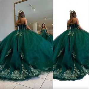 2023 Abiti Quinceanera verde cacciatore Abito da ballo Sweetheart Off spalla Appliques in pizzo oro Perline di cristallo Corsetto Abito posteriore Sweet 16 Vestido De 15 Anos Quinceanera