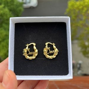 Hoop Huggie Duoying Custom Name Earrings 18mm Personlig Twist Hoop Earring med bokstäver Anti-allergi för Women Girls Jewelry Gift 230725