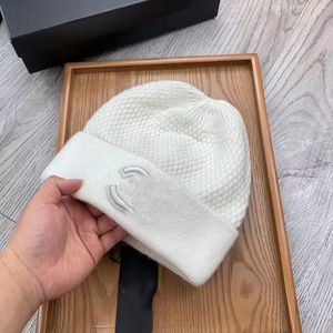 Şapkalar Koruma Tasarımcıları Açık Kış Şapkası Örme Soğuk Beanie Mektubu Peluş Yumuşak Yüksek Kaliteli Moda Erkekler WOM