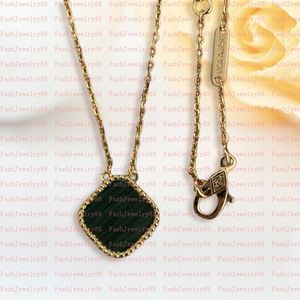 ペンダントネックレス女性のための新しいクラシックファッションペンダントネックレスエレガント4Four Leaf Clover Locketネックレス