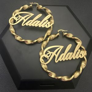 Hoop Huggie Custom Name Earrings Personlig bågeörhängen Tamnplatta Guld Rostfritt stål Twist Hoop Earring For Women Girls 230725