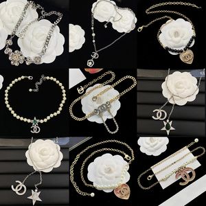 Collana CC di cristallo scintillante di lusso Collana di perle naturali alla moda per le donne Collana classica di design di marca Regalo di gioielli da sposa