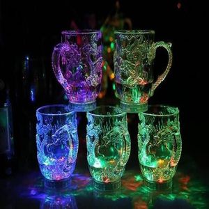 LED-Licht, Lumineszenz, Wein ins Wasser, heller Bierkrug, leuchtende Tasse, bunte Barbecher, die Drachenbecher