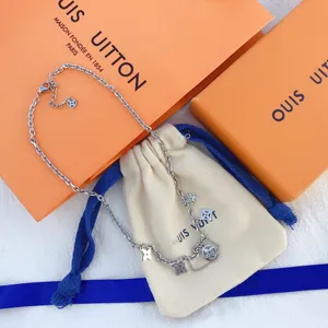 Designer Luxury Heart Necklace Womens En uppsättning förpackning av rostfritt stål hängsmycken på halsen Valentine Day Partihandel