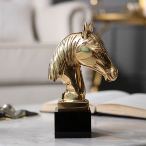 Oggetti decorativi Figurine Accessori per la decorazione della casa Statuetta di testa di cavallo dorata con base in cristallo nero per soggiorno Oggetti ornamentali Scultura d'arte in ottone 230726