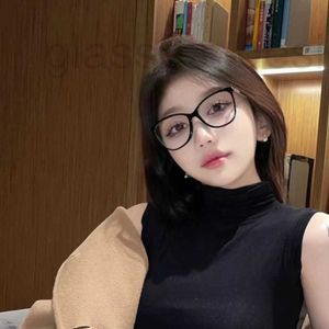 Fashion Sunglasses Frames designer Eyeglass Frame Pearl Chain Leather Mirror Leg Cat Eye Personalized Glasses Butterfly shaped Large Covers Face and Appears Slim