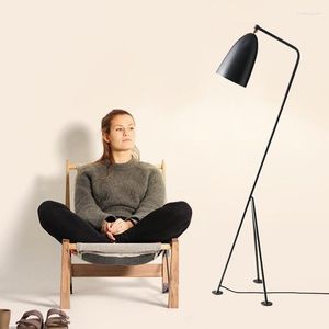 Golvlampor nordiska kreativa tre ben lamp minimalistiska sovrum vardagsrum studien modern säng justerbart vertikalt bord