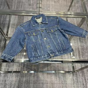 ベビー服の女の子の男の子デニムジャケットキッドジャケットキッズデザイナーコート長袖の刺繍ブランド幼児学校ダンスアウトドア服春冬