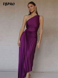 ズボンの女性がフリルを詰めた紫色のプリーツされた斜めの首輪マキシドレス不規則な背中のないノースリーブドレス