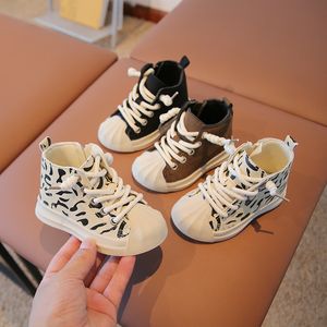 Första vandrare barn mode stövlar för flickor pojkar korta gummi sula barn trevligt leopard pu läder baby sport sneakers f07191 230726