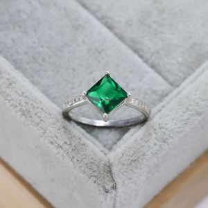 Moda Yeni S925 Sterling Gümüş Yüzük, Emerald Square Ring, Avrupa ve Amerikan Basit ve Zarif Kişiselleştirilmiş Alyans