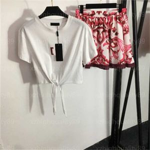 Yaz Yeni Etek Takım Kadın Tshirt İki Parça Set Mektup Baskılı Kravat Knot Belli Kısa Kollu T-Shirt Yüksek Bel İnce Etekler Serin Konfor Tasarımcı Kadın Giyim