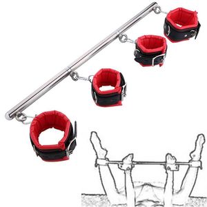 BDSM Bondage Set Manette in pelle Polsini alla caviglia con tubo d'acciaio Cinghie per le gambe Restrizioni Schiavo Fetish Aldult SM Q0531320k