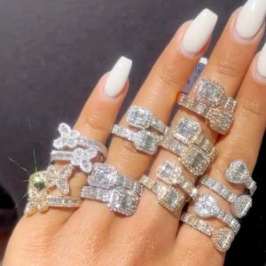 Fedi nuziali Full Paved Bling Cubic Zirconia Open Heart Rings Iced Out CZ Double Heart Staple Charm Adjusted Hip Hop Finger Jewelry per le donne 230725