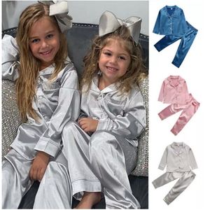 Pijama 2pcs bebek erkek bebek kız pijamalar ipek saten üst pantolon uzun kolu katı düğmeli pijama saten seti gecelik çocuk pijama 230725