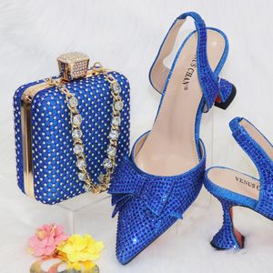 Sapatos formais QSGFC 2022 Design de moda italiano R. Salto de vidro azul Sapatos femininos pontiagudos e decorados com cristais Sacos de uso duplo Festa de casamento